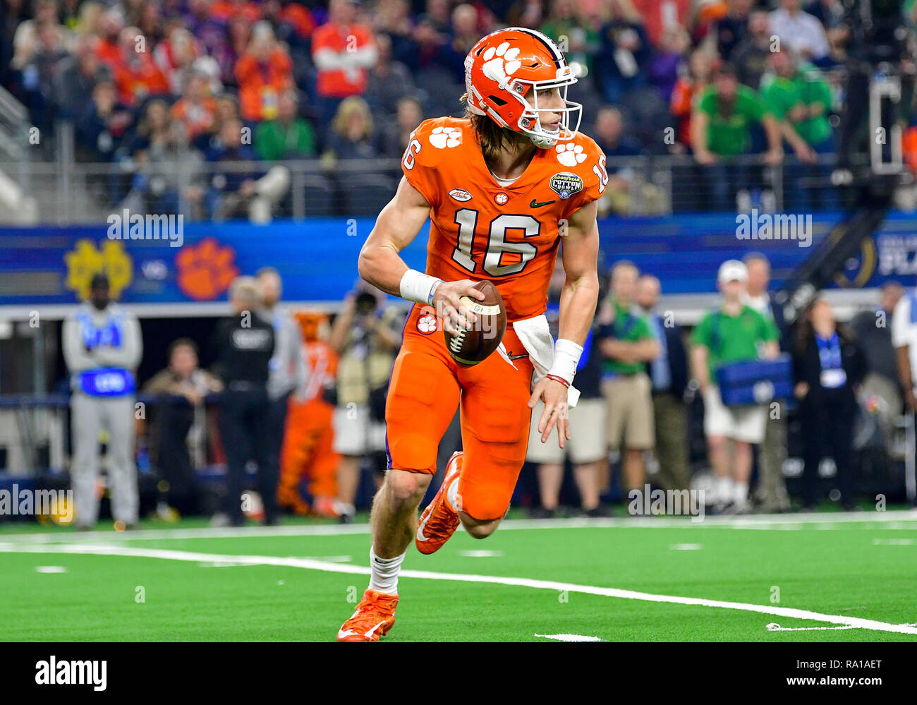 Clemson Tiger quarterback Trevor Lawrence (16) Rollt während der Goodyear Baumwollschüssel Klassiker zwischen Norte Dame vs Clemson bei AT&T Stadium, Arlington Texas. 12/29/2018. Manny Flores/Cal Sport Media. Stockfoto