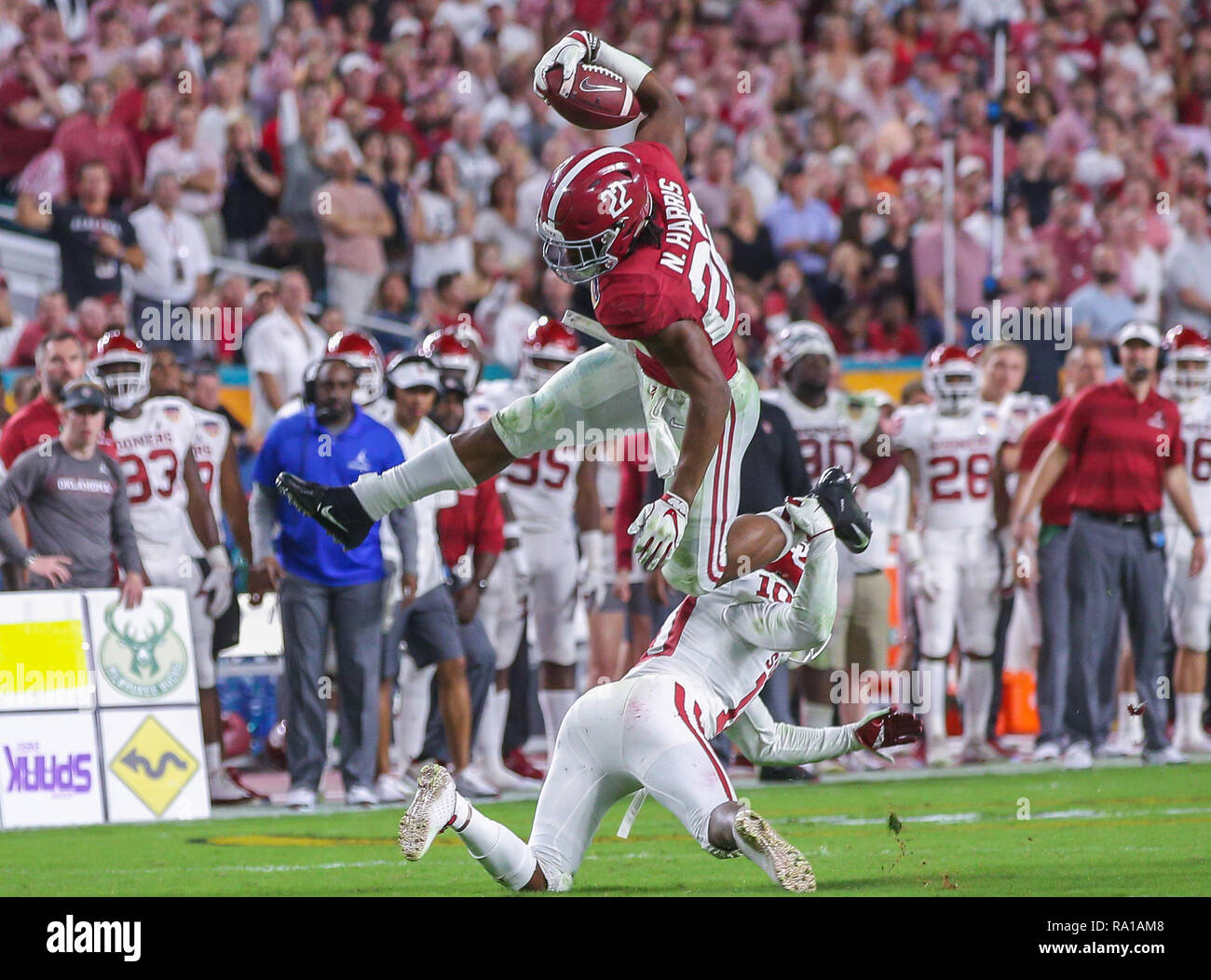 Miami Gardens, Florida, USA. 29 Dez, 2018. In Alabama Najee Harris Nr. 22 versucht, über eine Hürde Oklahoma defender während der Hauptstadt zu einer Orange Bowl Spiel zwischen der Alabama Crimson Tide und die Oklahoma Sooners im Hard Rock Stadion in Miami Gardens, Florida. Kyle Okita/CSM/Alamy leben Nachrichten Stockfoto