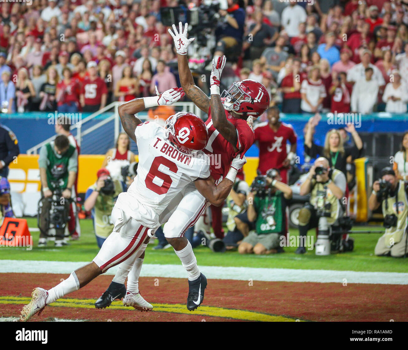 Miami Gardens, Florida, USA. 29 Dez, 2018. Alabama WR Henry Ruggs III Nr. 11 über einen Touchdown Pass während der Hauptstadt zu einer Orange Bowl Spiel zwischen der Alabama Crimson Tide und die Oklahoma Sooners im Hard Rock Stadion in Miami Gardens, Florida zu fangen. Kyle Okita/CSM/Alamy leben Nachrichten Stockfoto