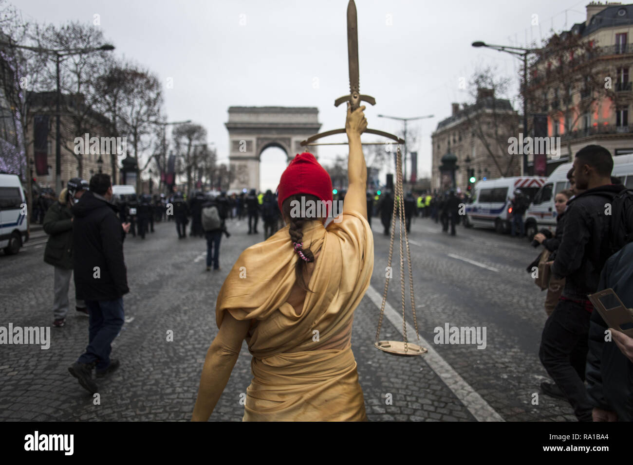 Paris, Ile de France, Frankreich. 29 Dez, 2018. Eine Frau kleiden, wie die Französische Republik nationale Symbol 'La Marianne' an der Champs Elysee während des Protestes gesehen. Gelbe weste Demonstranten versammelt und marschierten auf den Straßen von Paris ein weiteres Samstag auf, was Sie die Akte VII gegen die Politik der französische Präsident Emmanuel's Längestrich nennen. Credit: Bruno Thevenin/SOPA Images/ZUMA Draht/Alamy leben Nachrichten Stockfoto