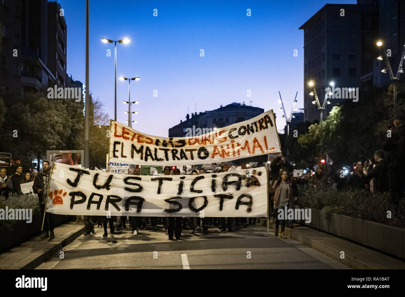 Barcelona, Katalonien, Spanien. 29 Dez, 2018. Das Banner mit dem Slogan "Gerechtigkeit für Sota' ist während der Vorführung gesehen. Dritten Demonstration in Barcelona für den Tod des Hundes Sota. Der Hund war von einem Obdachlosen besessen und waren beide folgenden ein Programm der sozialen Eingliederung. Nach Angaben der Polizei Version, die der Agent selbst gehandelt hat - Verteidigung nach angegriffen werden durch das Tier, dass seine Besitzer, wurde gewaltsam festgehalten werden verteidigt. Credit: Paco Freire/SOPA Images/ZUMA Draht/Alamy leben Nachrichten Stockfoto