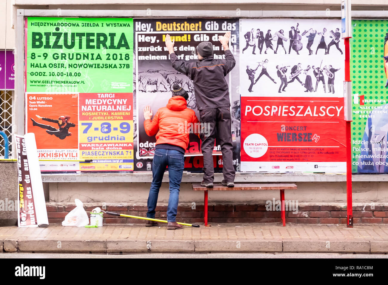 Warschau, Polen. 30. Dezember, 2018. "Schlechtes Deutsch"-Klischee ist ein wichtiger Bestandteil des Polnischen Rechtspopulisten "Agenda. Gerade vor kurzem 2 Organisationen, Bewegung für moralischen Hygiene und guten Namen Redoute, haben die Kampagne von Plakaten mit anti-deutschen und anti-österreichische Slogans in Deutsch geschrieben, z.b. "Hey, Deutschen gestartet! Zurück zu geben, was ihr Großvater in Polen gestohlen oder für sie zahlen!" (in Bezug auf den Zweiten Weltkrieg). Polnische Anti-Nationalisten malen Sie über oder mit surrealen Poster. Diese Frage so weit rechts politische Botschaft oder in absurde drehen. Robert Pastryk/Alamy leben Nachrichten Stockfoto