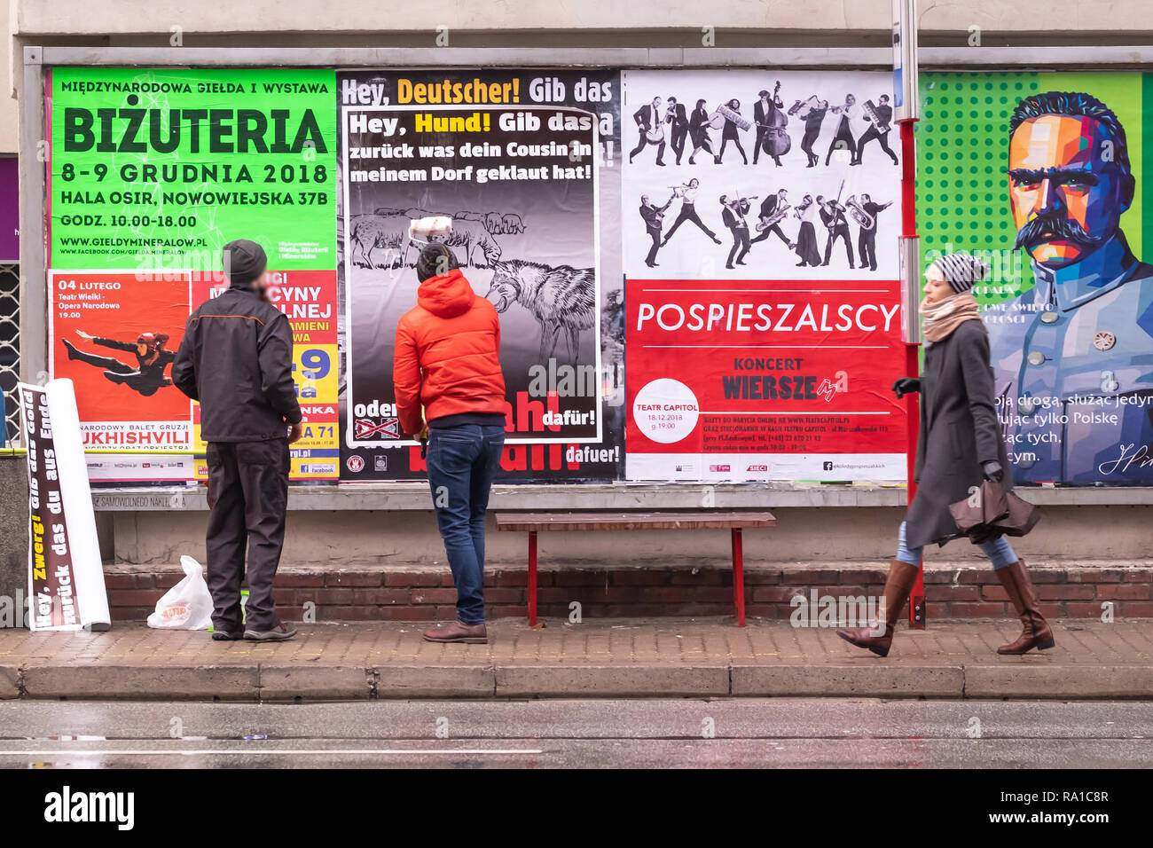Warschau, Polen. 30. Dezember, 2018. "Schlechtes Deutsch"-Klischee ist ein wichtiger Bestandteil des Polnischen Rechtspopulisten "Agenda. Gerade vor kurzem 2 Organisationen, Bewegung für moralischen Hygiene und guten Namen Redoute, haben die Kampagne von Plakaten mit anti-deutschen und anti-österreichische Slogans in Deutsch geschrieben, z.b. "Hey, Deutschen gestartet! Zurück zu geben, was ihr Großvater in Polen gestohlen oder für sie zahlen!" (in Bezug auf den Zweiten Weltkrieg). Polnische Anti-Nationalisten malen Sie über oder mit surrealen Poster. Diese Frage so weit rechts politische Botschaft oder in absurde drehen. Robert Pastryk/Alamy leben Nachrichten Stockfoto