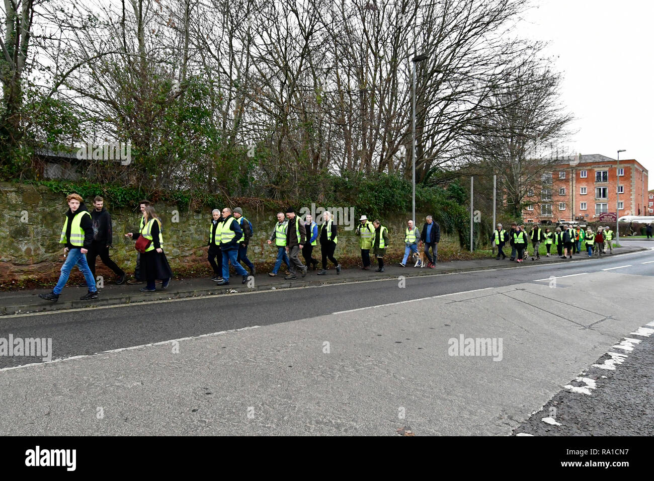 Bridgewater, Somerset, England. Zum 30. Dezember 2018. Großbritannien in Bridgewater gelbe Weste Demonstranten auf die Straße und März von Bridgewater dockt an Sedgemoor Bezirk Councl Büro Bridgewater House in King's Square, in den Protesten in Gemeinderäte hohe Aufwendungen und wie die Dinge laufen. Credit: Robert Timoney/Alamy leben Nachrichten Stockfoto
