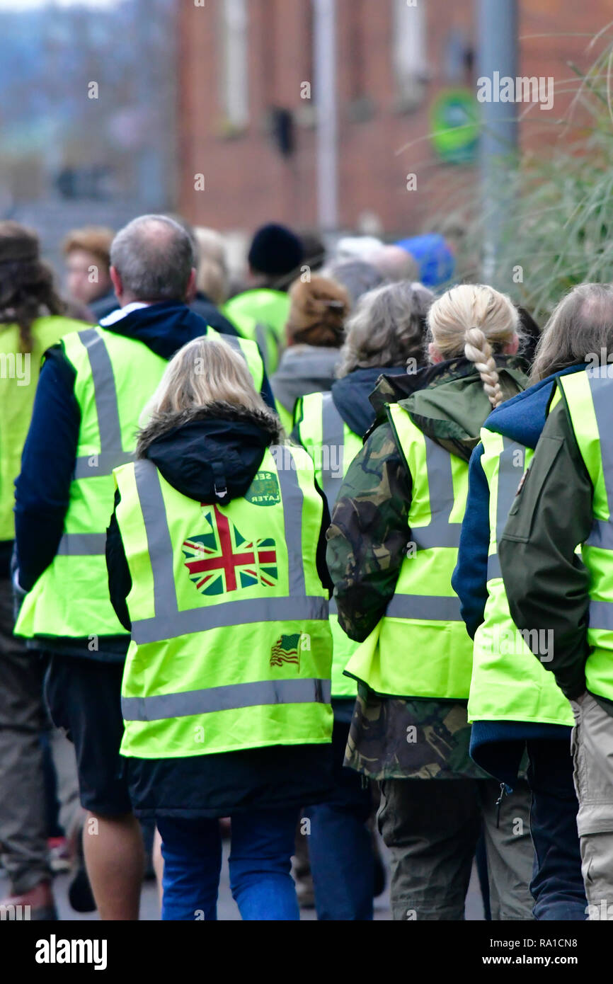 Bridgewater, Somerset, England. Zum 30. Dezember 2018. Großbritannien in Bridgewater gelbe Weste Demonstranten auf die Straße und März von Bridgewater dockt an Sedgemoor Bezirk Councl Büro Bridgewater House in King's Square, in den Protesten in Gemeinderäte hohe Aufwendungen und wie die Dinge laufen. Credit: Robert Timoney/Alamy leben Nachrichten Stockfoto