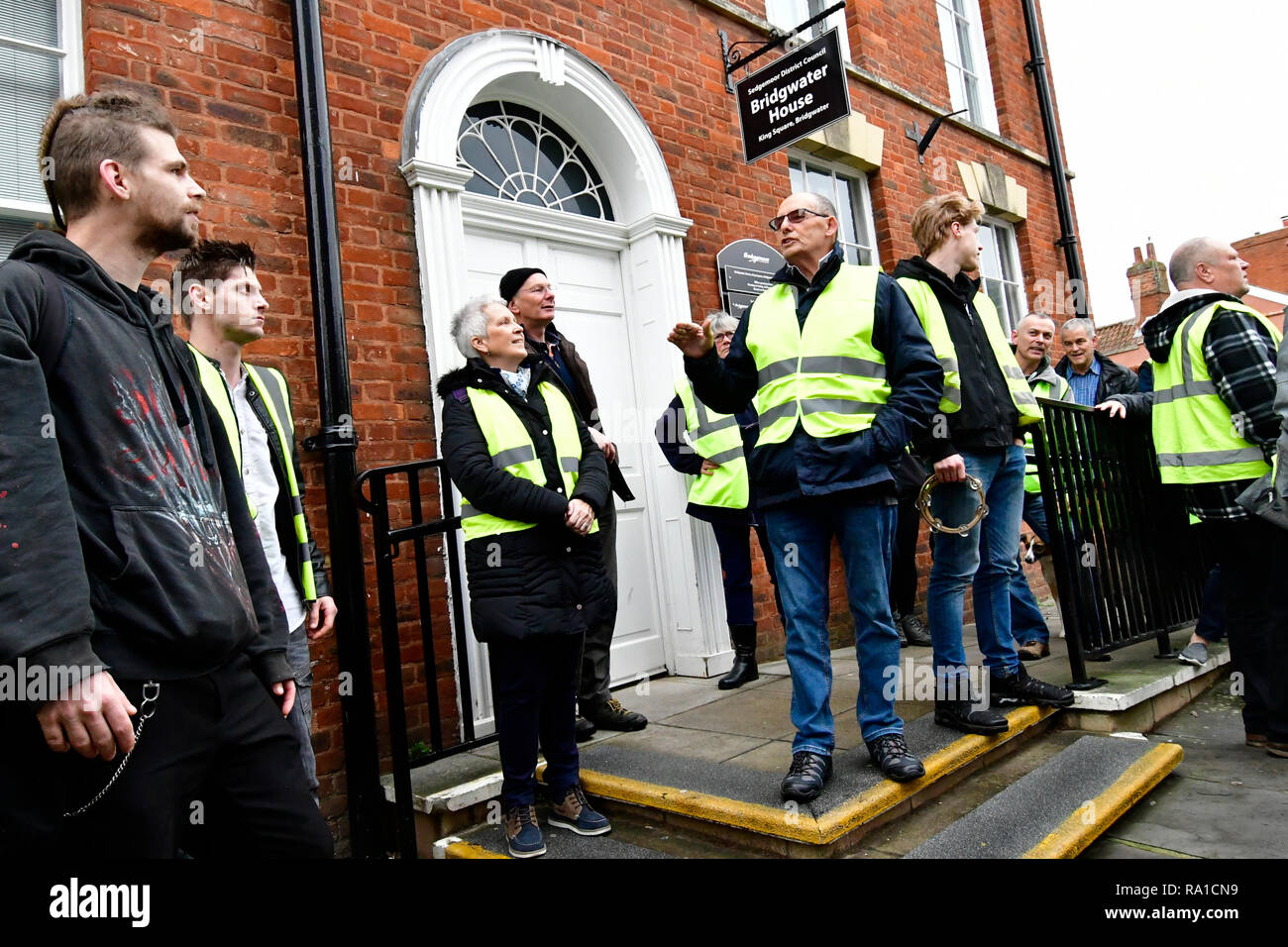 Bridgewater, Somerset, England. Zum 30. Dezember 2018. Großbritannien in Bridgewater gelbe Weste Demonstranten auf die Straße und März von Bridgewater dockt an Sedgemoor Bezirk Councl Büro Bridgewater House in King's Square, in den Protesten in Gemeinderäte hohe Aufwendungen und wie die Dinge laufen. Credit: Robert Timoney/Alamy leben Nachrichten Stockfoto