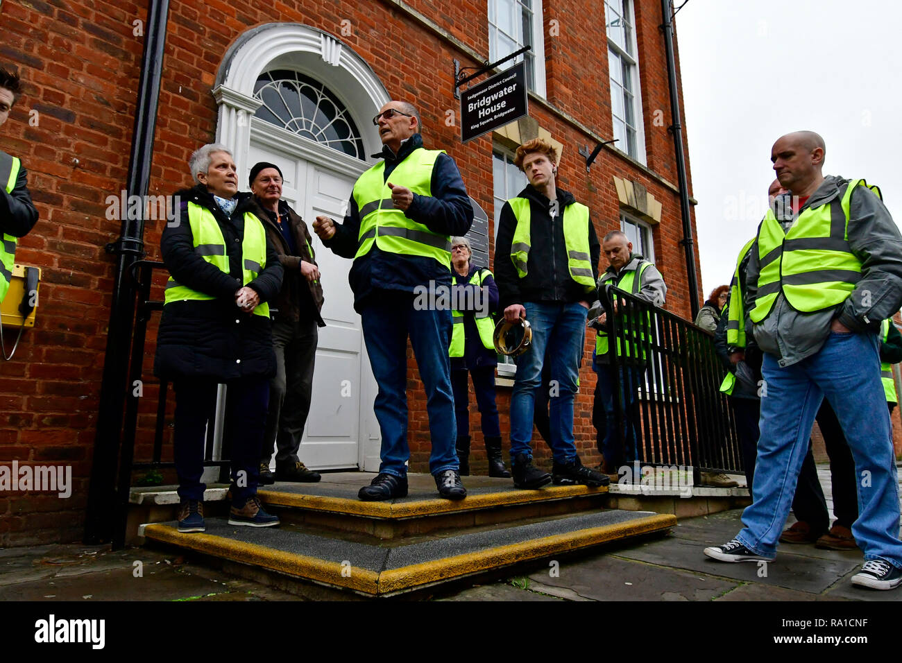 Bridgewater, Somerset, Großbritannien. 30.. Dezember 2018. Großbritannien in der Bridgewater Yellow Vest Demonstranten gehen auf die Straße und marschieren von den Bridgewater Docks zum Sedgemoor Bezirksratsbüro Bridgewater House auf dem King's Square, Proteste gegen lokale Ratsmitglieder hohe Kosten und wie die Dinge laufen. Kredit: Robert Timoney/Alamy Live Nachrichten Stockfoto