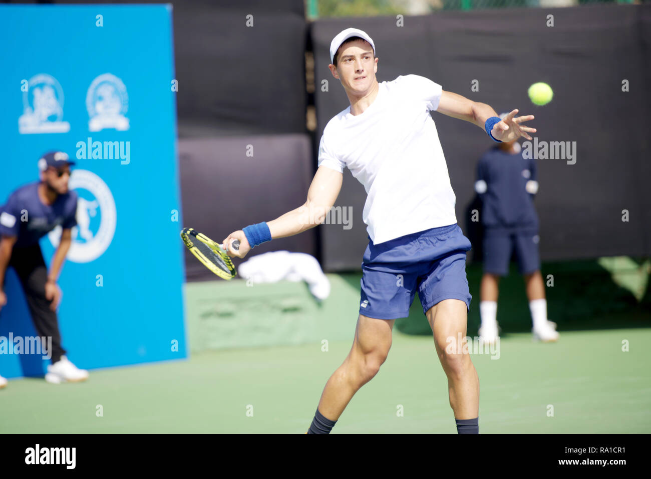 Pune, Indien. Zum 30. Dezember 2018. Antoine Hoang von Frankreich in Aktion in der letzten Runde des Qualifyings Konkurrenz singles bei Tata Open Maharashtra ATP Tennis Turnier in Pune, Indien. Credit: karunesh Johri/Alamy leben Nachrichten Stockfoto