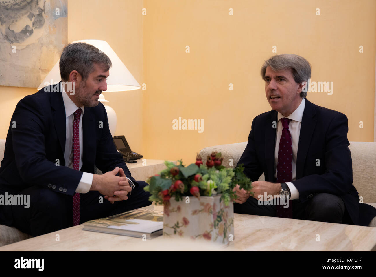 Madrid, Spanien. Zum 30. Dezember 2018. FERNANDO CLAVIJO (links), der Präsident der Gemeinschaft der Kanarischen Inseln und ANGEL GARRIDO, der Präsident der Gemeinschaft von Madrid. Der Präsident der Gemeinschaft von Madrid, Angel Garrido, hat mit seiner kanarischen Gegenstück, Fernando Clavijo, um die neuesten die Vorbereitungen für das Neue Jahr Glocken, die morgen Angebot wird die Uhr der Puerta del Sol und dieses Jahr Sound wird auch in den Kanarischen Spindel am 30 Dezember, 2018 in Madrid, Spanien Quelle: Jesús Hellin/Alamy Live Aktuelles Rückblick met Stockfoto