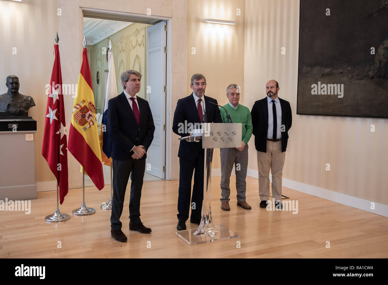 Madrid, Spanien. Zum 30. Dezember 2018. ANGEL GARRIDO (links), der Präsident der Gemeinschaft von Madrid, FERNANDO CLAVIJO, der Präsident der Gemeinschaft der Kanarischen Inseln und Jesus Lopez, Uhrmacher der Puerta del Sol. Der Präsident der Gemeinschaft von Madrid, Angel Garrido, hat mit seiner kanarischen Gegenstück, Fernando Clavijo, um die neuesten die Vorbereitungen für das Neue Jahr Glocken, die morgen Angebot wird die Uhr der Puerta del Sol und dieses Jahr Sound wird auch in den Kanarischen Spindel am 30 Dezember, 2018 in Madrid, Spanien Quelle: Jesús Hellin/Alamy Live Aktuelles Rückblick met Stockfoto