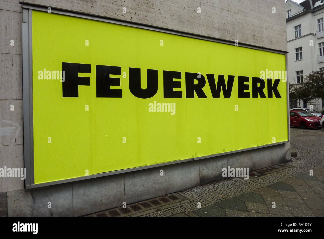 Dezember 30, 2018 - ein Fenster Front ist mit einem großen gelben Werbetafel mit der Aufschrift "Feuerwerk" eingerichtet" (Feuerwerk) für Silvester Feuerwerk im Berliner Bezirk Steglitz-Zehlendorf. (Bild: © Jan Scheunert/ZUMA Draht) Stockfoto