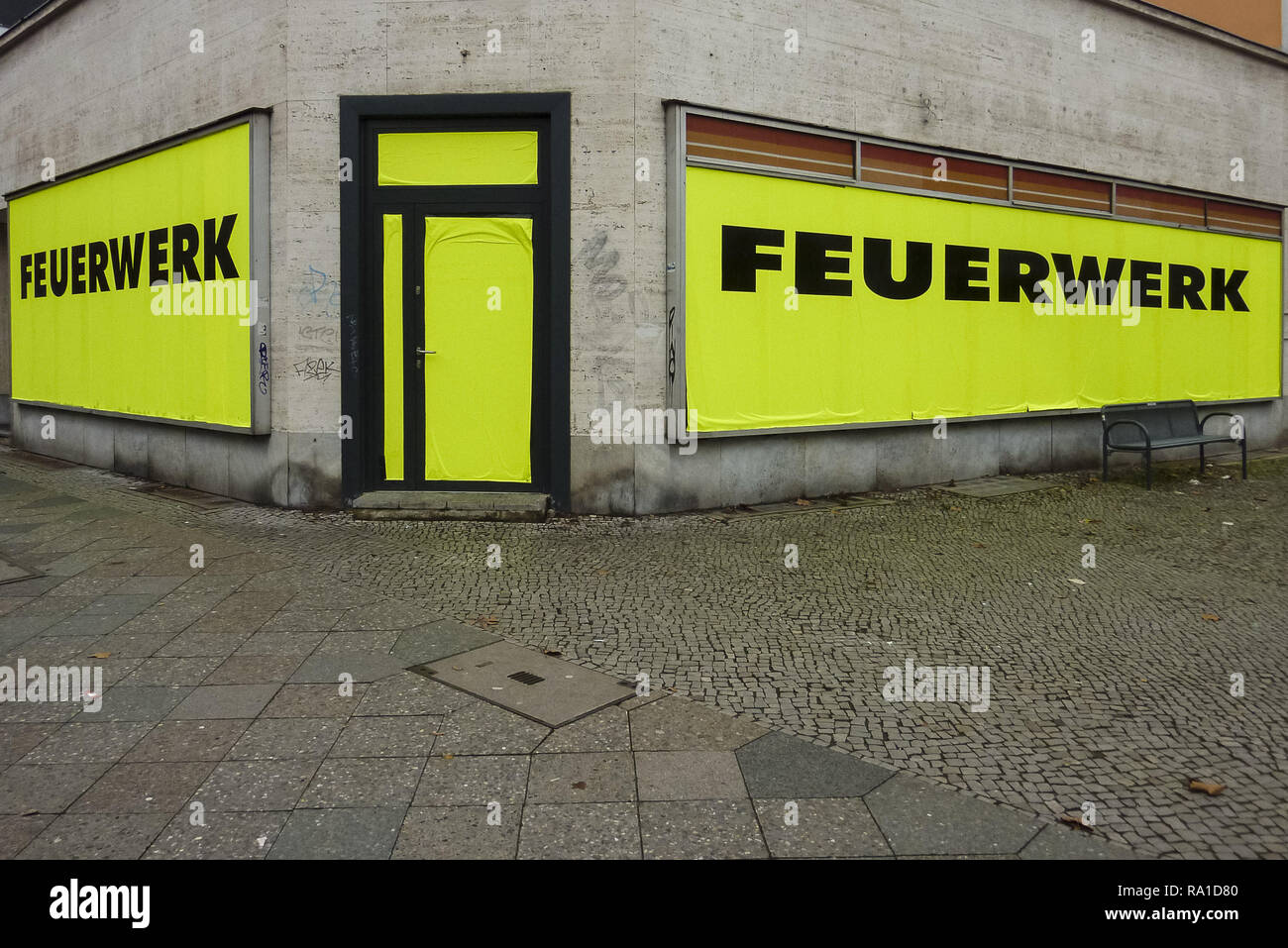 Dezember 30, 2018 - ein Fenster Front ist mit großen, gelben Werbeflächen mit der Inschrift "Feuerwerk" eingerichtet" (Feuerwerk) für Silvester Feuerwerk im Berliner Bezirk Steglitz-Zehlendorf. (Bild: © Jan Scheunert/ZUMA Draht) Stockfoto