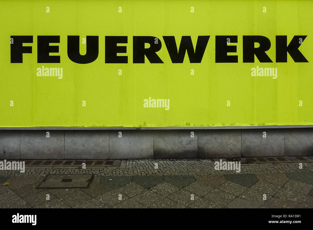 Dezember 30, 2018 - ein Fenster Front ist mit einem großen gelben Werbetafel mit der Aufschrift "Feuerwerk" eingerichtet" (Feuerwerk) für Silvester Feuerwerk im Berliner Bezirk Steglitz-Zehlendorf. (Bild: © Jan Scheunert/ZUMA Draht) Stockfoto