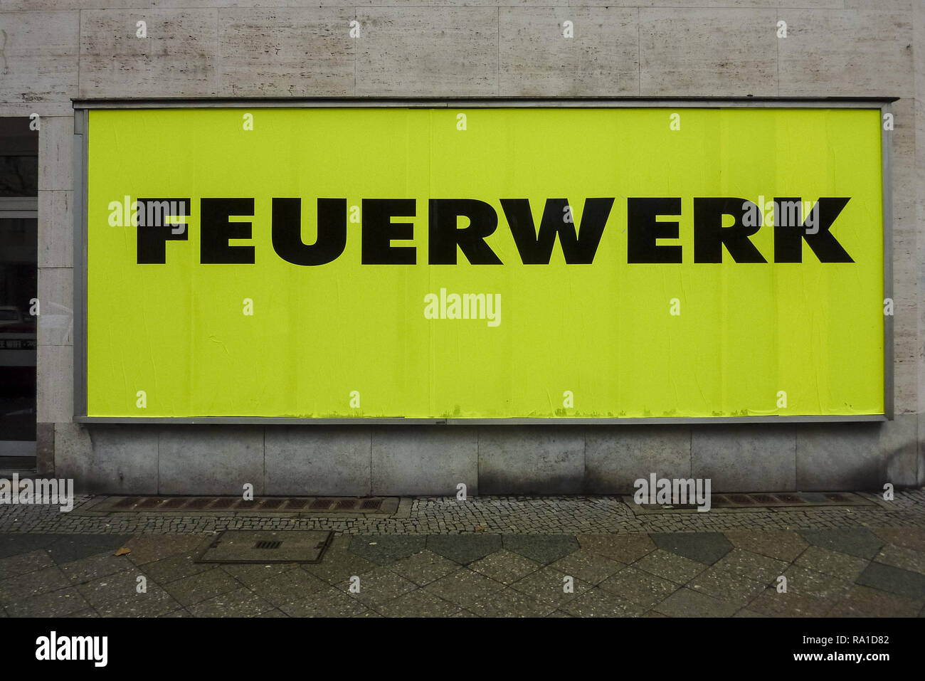 Dezember 30, 2018 - ein Fenster Front ist mit einem großen gelben Werbetafel mit der Aufschrift "Feuerwerk" eingerichtet" (Feuerwerk) für Silvester Feuerwerk im Berliner Bezirk Steglitz-Zehlendorf. (Bild: © Jan Scheunert/ZUMA Draht) Stockfoto