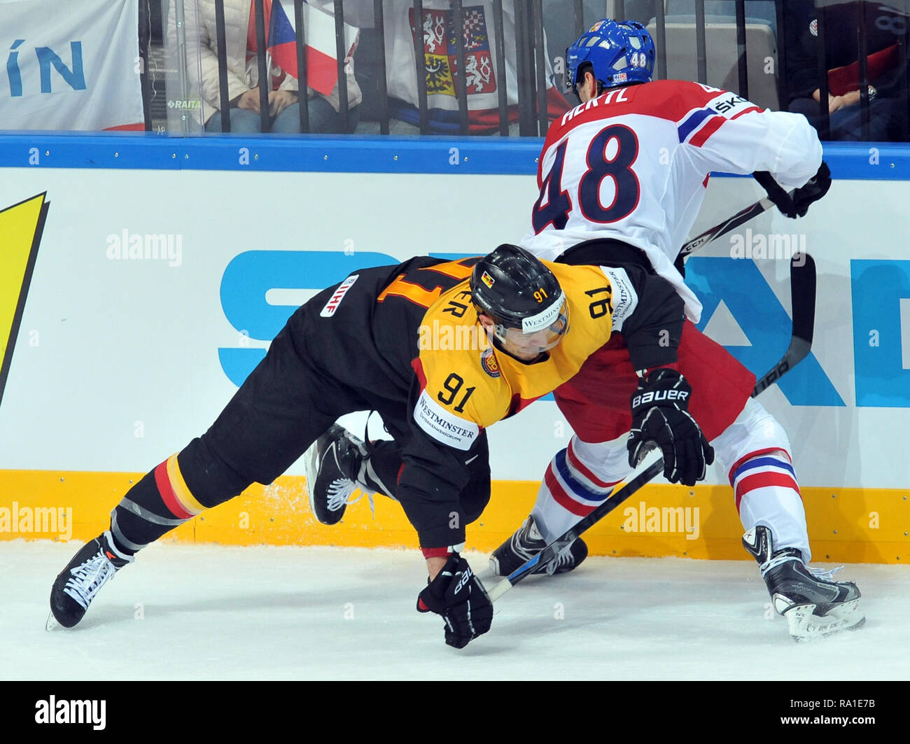 Mai 10, 2015 - Prag, Tschechische Republik - der Eishockey-WM 2015, am 10. Mai 2015, im, Prag, Tschechien. Deutschland gegen Tschechien, 2:4. Thomas Oppenhimer aus Deutschland (L), Tomas Hertl aus Tschechien (R) ....... *** Local Caption *** Thomas Oppenhimer Deutschlands (L) und Tomas Hertl (R) der Tschechischen während der 2015 IIHF Eishockey WM Match zwischen Deutschland vs Tschechien in der O2 Arena in Prag, Tschechische Republik, 10. Mai 2015. (Bild: © Slavek Ruta/ZUMA Draht) Stockfoto