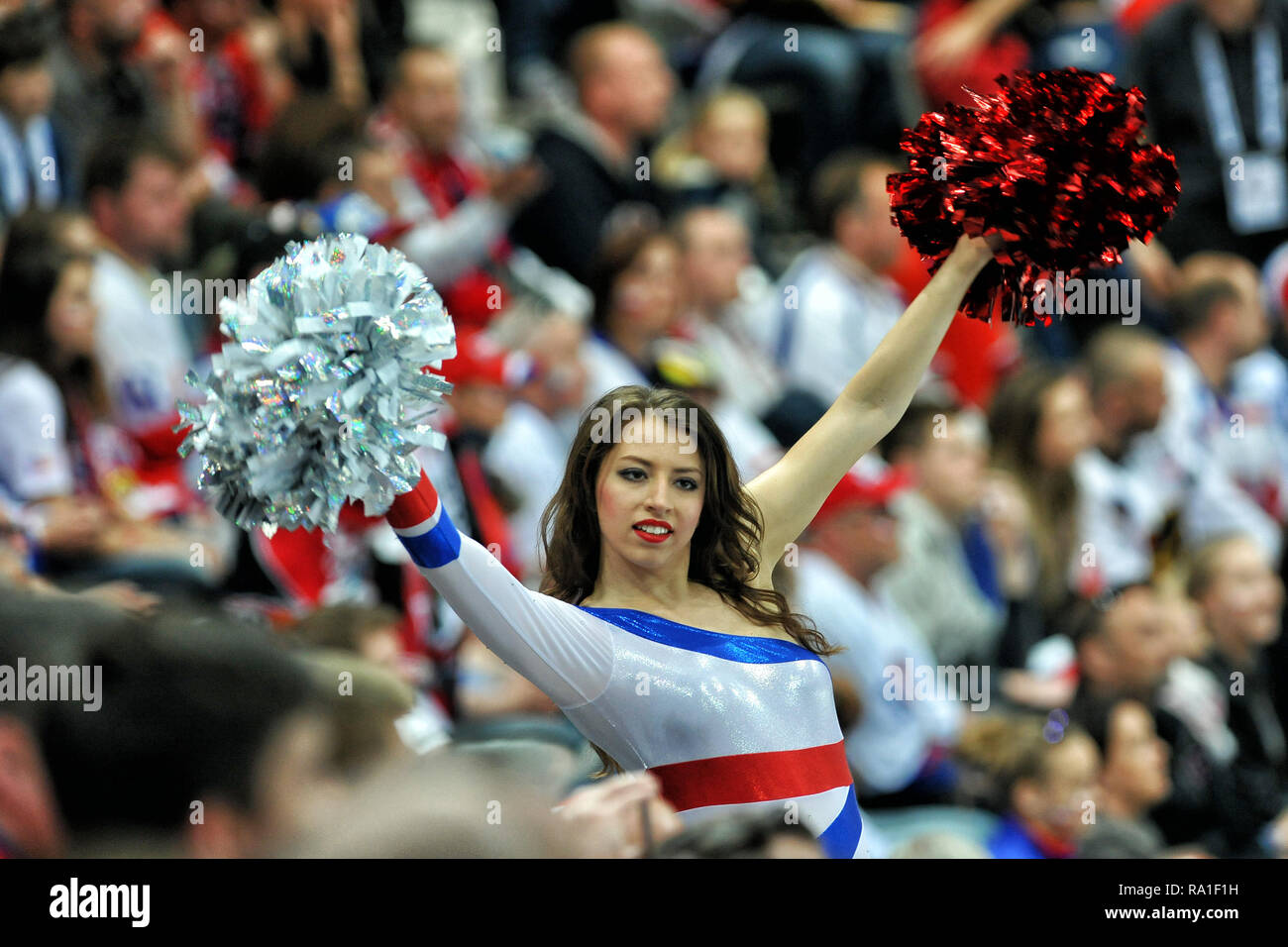 Mai 10, 2015 - Prag, Tschechische Republik - der Eishockey-WM 2015, am 10. Mai 2015, im, Prag, Tschechien. Deutschland gegen Tschechien, 2:4. Fans aus Tschechien ....... *** Local Caption *** Fans von Tschechischen während der 2015 IIHF Eishockey WM Match zwischen Deutschland vs Tschechien in der O2 Arena in Prag, Tschechische Republik, 10. Mai 2015. (Bild: © Slavek Ruta/ZUMA Draht) Stockfoto