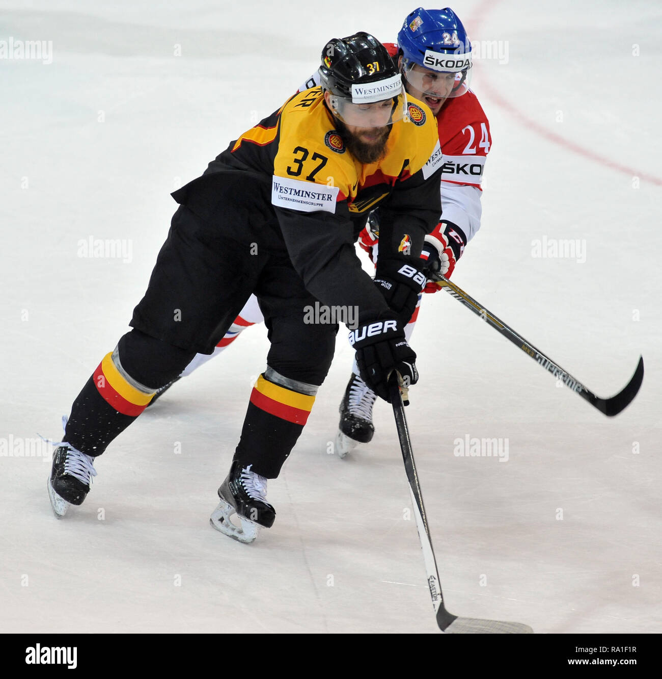 Mai 10, 2015 - Prag, Tschechische Republik - der Eishockey-WM 2015, am 10. Mai 2015, im, Prag, Tschechien. Deutschland gegen Tschechien, 2:4. Patrick Reimer aus Deutschland (L), Martin Zatovic aus Tschechien (R) ....... *** Local Caption *** Patrick Reimer von Deutschland (L) und Martin Zatovic (R) der Tschechischen während der 2015 IIHF Eishockey WM Match zwischen Deutschland vs Tschechien in der O2 Arena in Prag, Tschechische Republik, 10. Mai 2015. (Bild: © Slavek Ruta/ZUMA Draht) Stockfoto