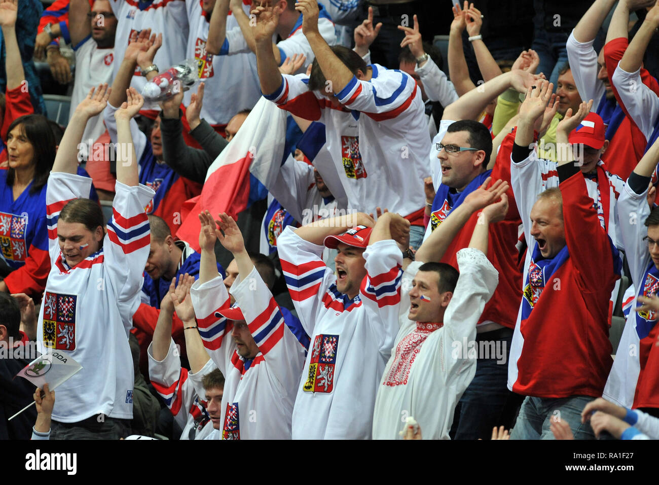 Mai 10, 2015 - Prag, Tschechische Republik - der Eishockey-WM 2015, am 10. Mai 2015, im, Prag, Tschechien. Deutschland gegen Tschechien, 2:4. Fans aus Tschechien ....... *** Local Caption *** Fans von Tschechischen während der 2015 IIHF Eishockey WM Match zwischen Deutschland vs Tschechien in der O2 Arena in Prag, Tschechische Republik, 10. Mai 2015. (Bild: © Slavek Ruta/ZUMA Draht) Stockfoto