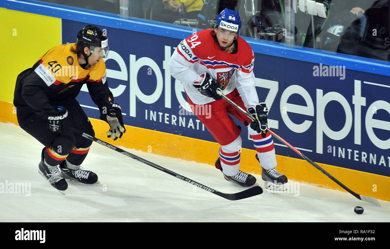 Mai 10, 2015 - Prag, Tschechische Republik - der Eishockey-WM 2015, am 10. Mai 2015, im, Prag, Tschechien. Deutschland gegen Tschechien, 2:4. Bjorn Krupp aus Deutschland (L), Dominik Simon aus Tschechien (R) ....... *** Local Caption *** Bjorn Krupp in Deutschland (L) und Dominik Simon (R) der Tschechischen während der 2015 IIHF Eishockey WM Match zwischen Deutschland vs Tschechien in der O2 Arena in Prag, Tschechische Republik, 10. Mai 2015. (Bild: © Slavek Ruta/ZUMA Draht) Stockfoto