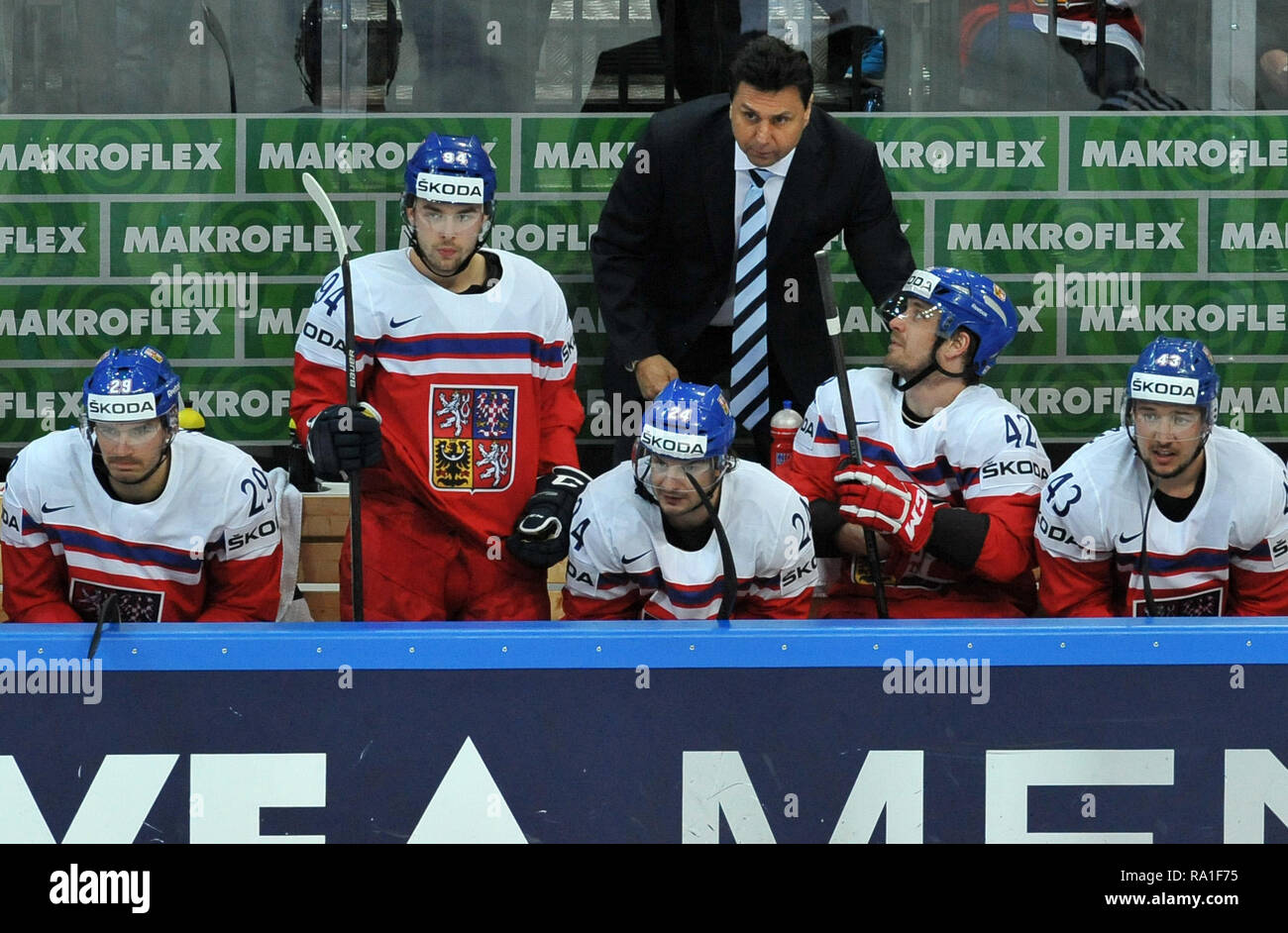 Mai 2, 2015 - Prag, Tschechische Republik - der Eishockey-WM 2015, am 2. Mai 2015, im, Prag, Tschechien. Lettland gegen Tschechien mit 4:2. Tschechische Nationalmannschaft Vorgängerbaues verspielte Sterben. *** Local Caption *** Tschechische Spieler während der 2015 IIHF Eishockey WM Match zwischen Lettland vs Tschechische in der O2 Arena in Prag, Tschechische Republik, 2. Mai 2015. (Bild: © Slavek Ruta/ZUMA Draht) Stockfoto