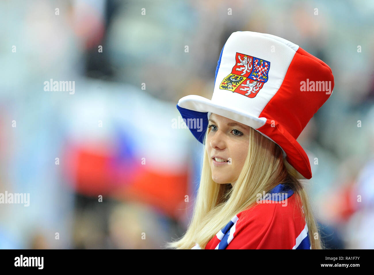 Mai 2, 2015 - Prag, Tschechische Republik - der Eishockey-WM 2015, am 2. Mai 2015, im, Prag, Tschechien. Lettland gegen Tschechien mit 4:2. Ventilator der tschechischen Nationalmannschaft ..... *** Local Caption *** tschechische Fans während der 2015 IIHF Eishockey WM Match zwischen Lettland vs Tschechische in der O2 Arena in Prag, Tschechische Republik, 2. Mai 2015. (Bild: © Slavek Ruta/ZUMA Draht) Stockfoto