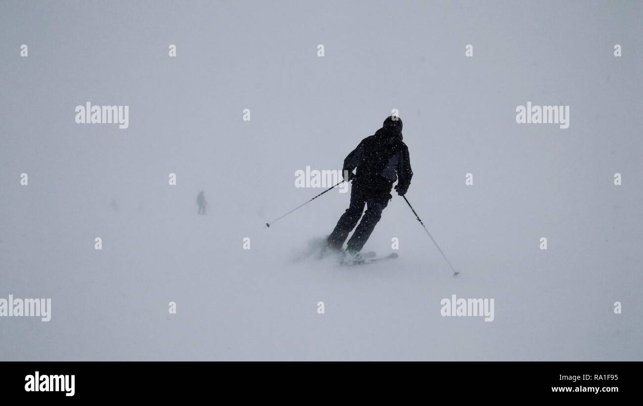 Tirol, Österreich. 30 Dez, 2018. Ein Skifahrer in Österreich St. Anton ski resort Schlachten bei starkem Wind, Schnee, Eis, und schlechte Sicht auf den Pisten. Credit: Sachelle Babbar/ZUMA Draht/Alamy leben Nachrichten Stockfoto