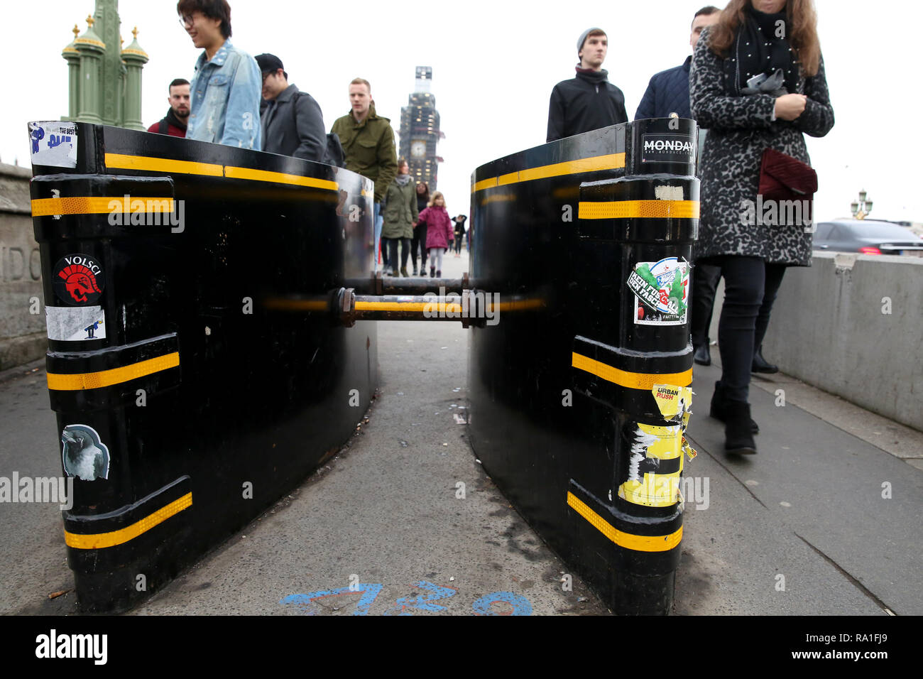 London, Großbritannien. 30. Dezember 2018. Menschen die Sicherheit Sperren auf die Westminster Bridge vor Big Ben in Westminster, vor das Neue Jahr feiern. Credit: Dinendra Haria/Alamy leben Nachrichten Stockfoto