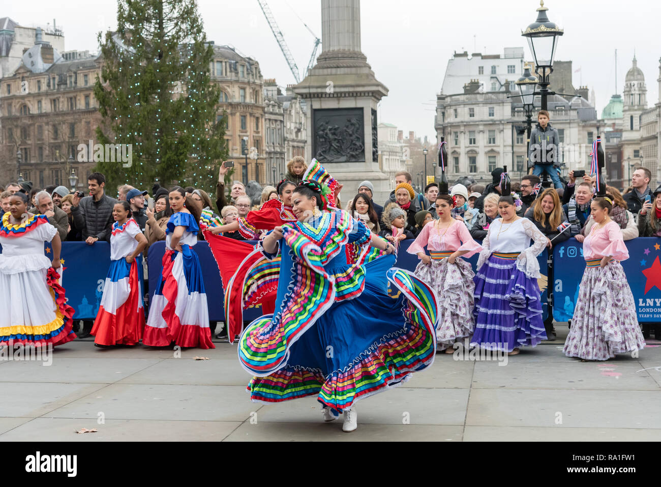 London, Großbritannien. 30. Dezember 2018 einige der besten Interpreten London New Year's Day Parade kick-start Festlichkeiten vor der Weltberühmten National Gallery, Trafalgar Square, London, UK. Handlungen gehören Carnaval del Pueblo, eine Feier der Lateinamerikanischen Kultur. Es zielt darauf ab, das Bewusstsein und Verständnis der lebendigen kulturellen Erbe der 19 Lateinamerikanischen Ländern zu erhöhen. Credit: Ilyas Ayub/Alamy leben Nachrichten Stockfoto