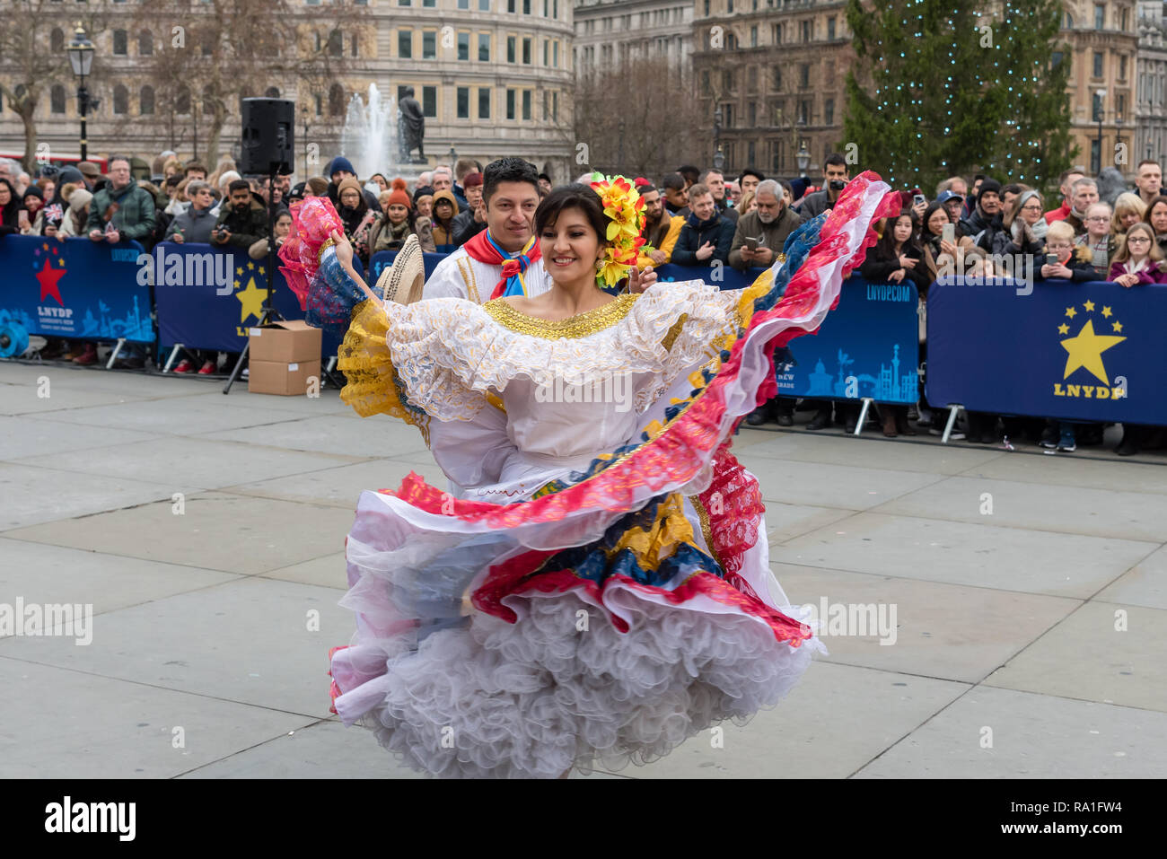 London, Großbritannien. 30. Dezember 2018 einige der besten Interpreten London New Year's Day Parade kick-start Festlichkeiten vor der Weltberühmten National Gallery, Trafalgar Square, London, UK. Handlungen gehören Carnaval del Pueblo, eine Feier der Lateinamerikanischen Kultur. Es zielt darauf ab, das Bewusstsein und Verständnis der lebendigen kulturellen Erbe der 19 Lateinamerikanischen Ländern zu erhöhen. Credit: Ilyas Ayub/Alamy leben Nachrichten Stockfoto