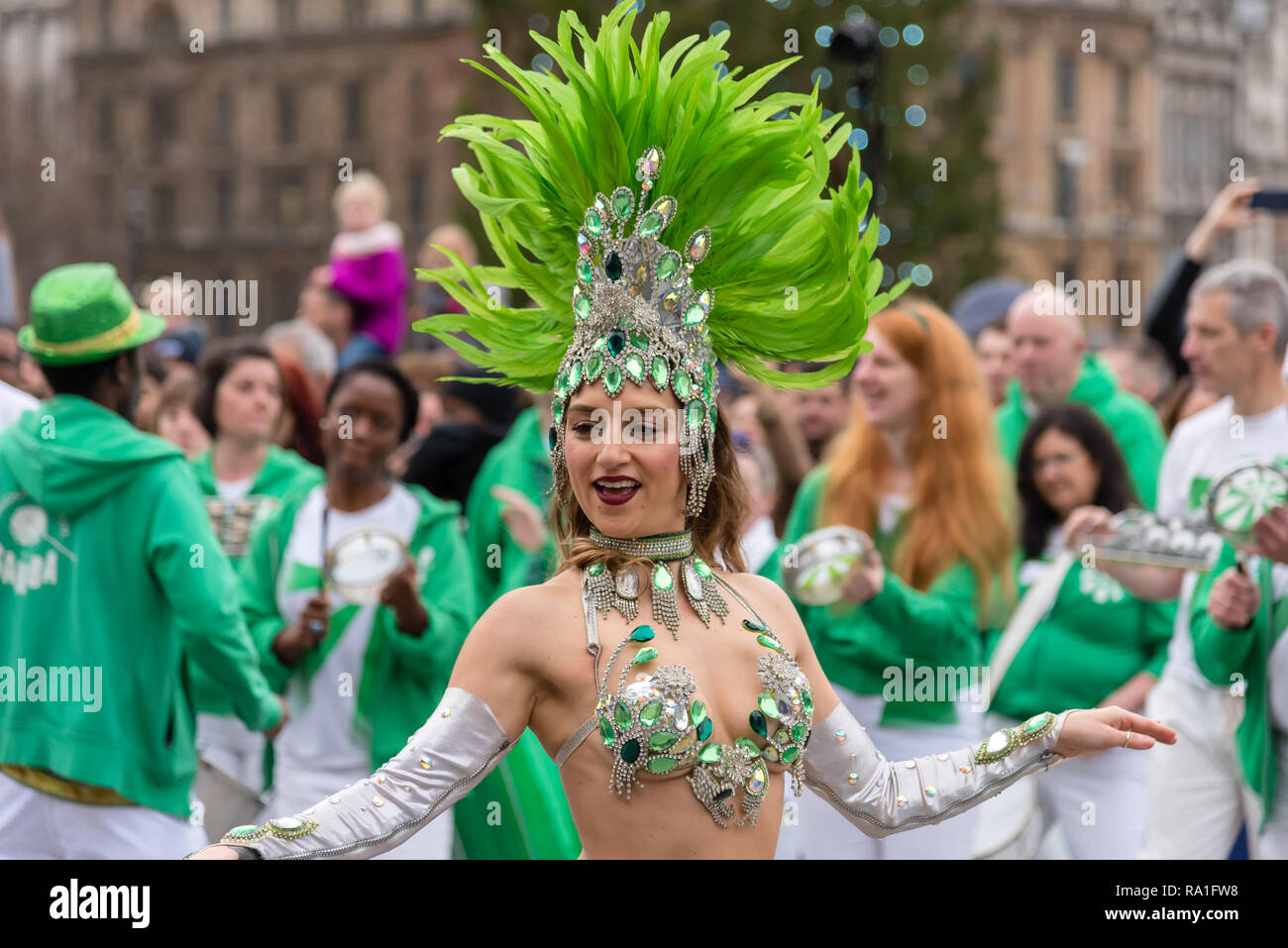 London, Großbritannien. 30. Dezember 2018 einige der besten Interpreten London New Year's Day Parade kick-start Festlichkeiten vor der Weltberühmten National Gallery, Trafalgar Square, London, UK. Handlungen gehören die London Schule von Samba, das den Menschen helfen brasilianische Karneval Kultur seit 1984 zu erleben. Credit: Ilyas Ayub/Alamy leben Nachrichten Stockfoto