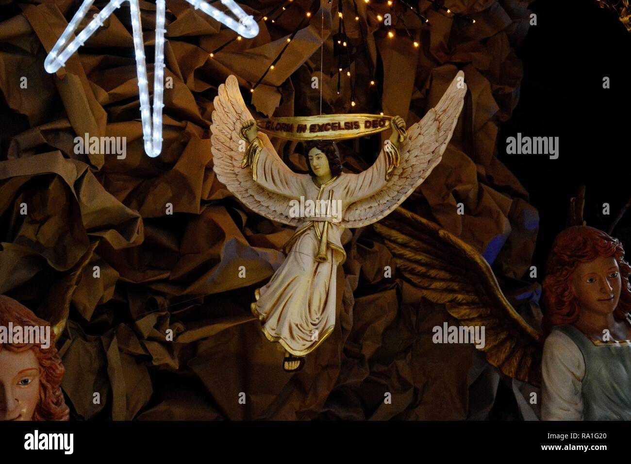 Athen, Griechenland. 30 Dez, 2018. Weihnachten Engel Dekorationen im Bereich von Psirri während der letzten Sonntag des Jahres gesehen. Credit: Giorgos Zachos/SOPA Images/ZUMA Draht/Alamy leben Nachrichten Stockfoto