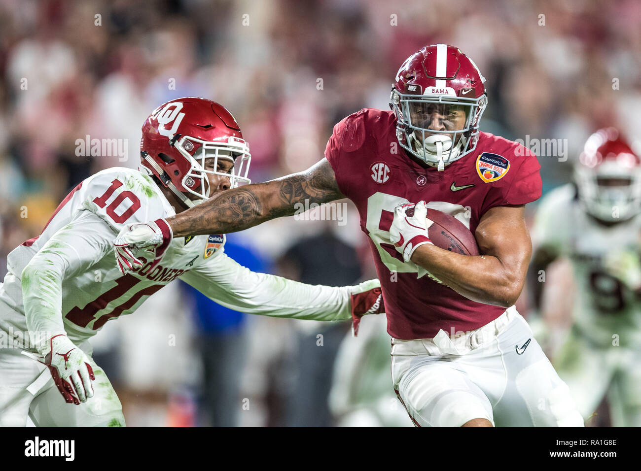 Florida, USA. 29 Dez, 2018. Oklahoma Sooners Sicherheit Patrick Felder (10) Sucht nach Alabama Crimson Tide defensive lineman LaBryan Ray (89) nach einem Fehlstart im zweiten Quartal 2018 in der Hauptstadt zu einer Orange Bowl im Hard Rock Stadium am 29. Dezember in Florida 2018 anzugehen. Credit: Travis Pendergrass/ZUMA Draht/Alamy leben Nachrichten Stockfoto