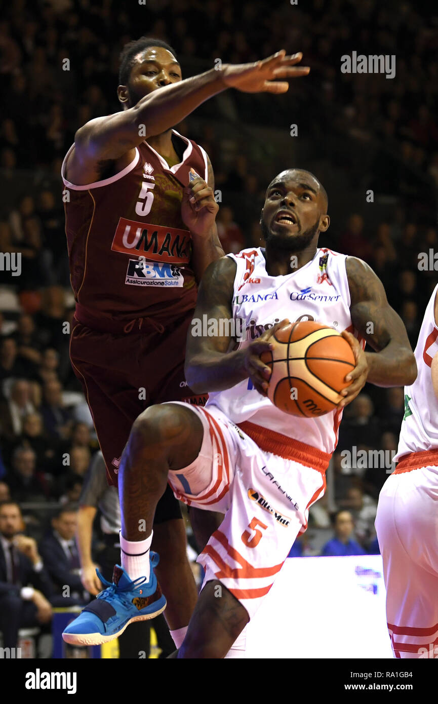 Italien. 30 Dez, 2018. Foto Massimo Paolone/LaPresse 30 dicembre 2018 Reggio Emilia (Re) Italia sport Warenkorb Grissin Bon Reggio Emilia vs Umana Reyer Venezia - Campionato Italiano di Warenkorb Serie A 2018/2019 - PalaBigi PosteMobile Nella Foto: Bryon Allen (Grissin Bon Reggio Emilia) in Azione contrastato da Julyan Stein (Umana Reyer Venezia) Foto Massimo Paolone/LaPresse Dezember 30, 2018 Reggio Emilia (Re) Italien sport Warenkorb Grissin Bon Reggio Emilia vs Umana Reyer Venezia - Italienische Basketball Liga Serie A 2018/2019 - PalaBigi PosteMobile im Pic: Bryon Allen (Grissin Bon Reggio Em Stockfoto