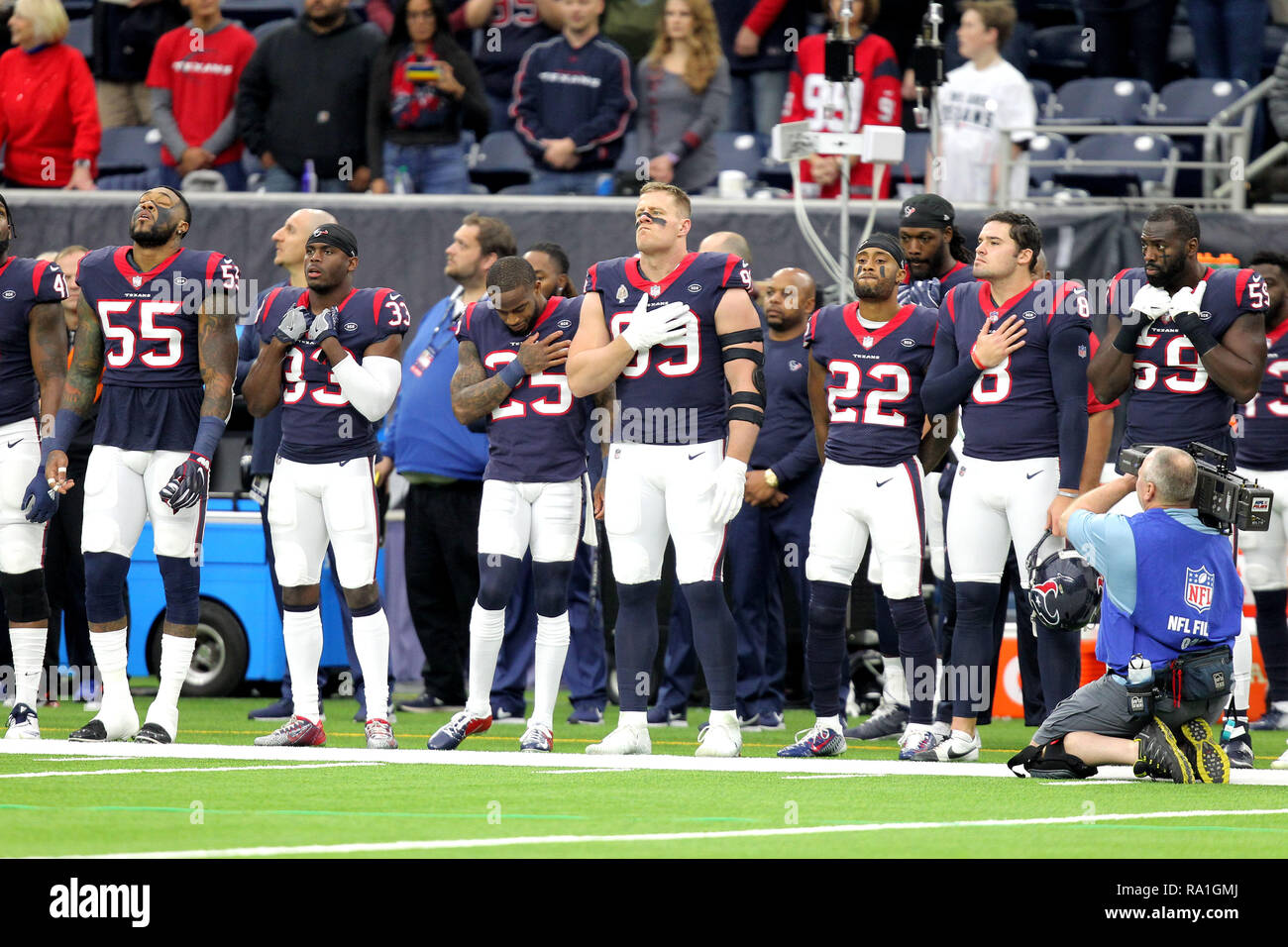 Houston, USA. Zum 30. Dezember 2018. Die Houston Texans Messestand während der Nationalhymne vor der NFL regular season Spiel zwischen den Houston Texans und die Jacksonville Jaguars an NRG Stadion in Houston, TX am 30. Dezember 2018. Credit: Erik Williams/ZUMA Draht/Alamy leben Nachrichten Stockfoto