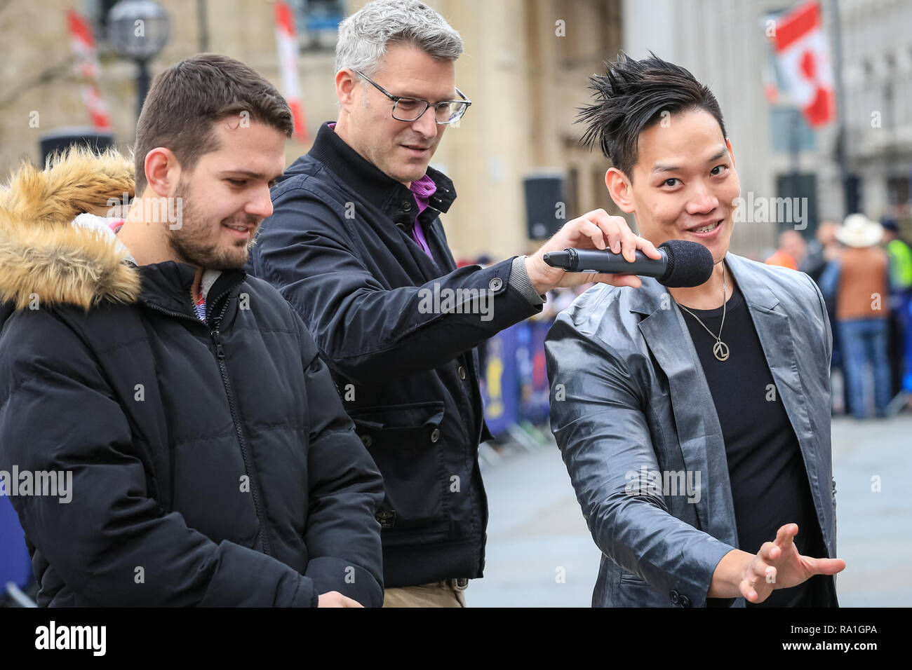 London, Großbritannien. 30. Dezember 2018. Britain's Got Talent Magier Andrew Lee führt ein magischer Trick, befragt von Moderator Dan Lobb. Bands, Cheerleadern und andere Teilnehmer der Parade der Londoner neues Jahr kommen zusammen in Trafalgar Square für eine spektakuläre Show und die Vorschau des morgigen Parade. Credit: Imageplotter Nachrichten und Sport/Alamy leben Nachrichten Stockfoto