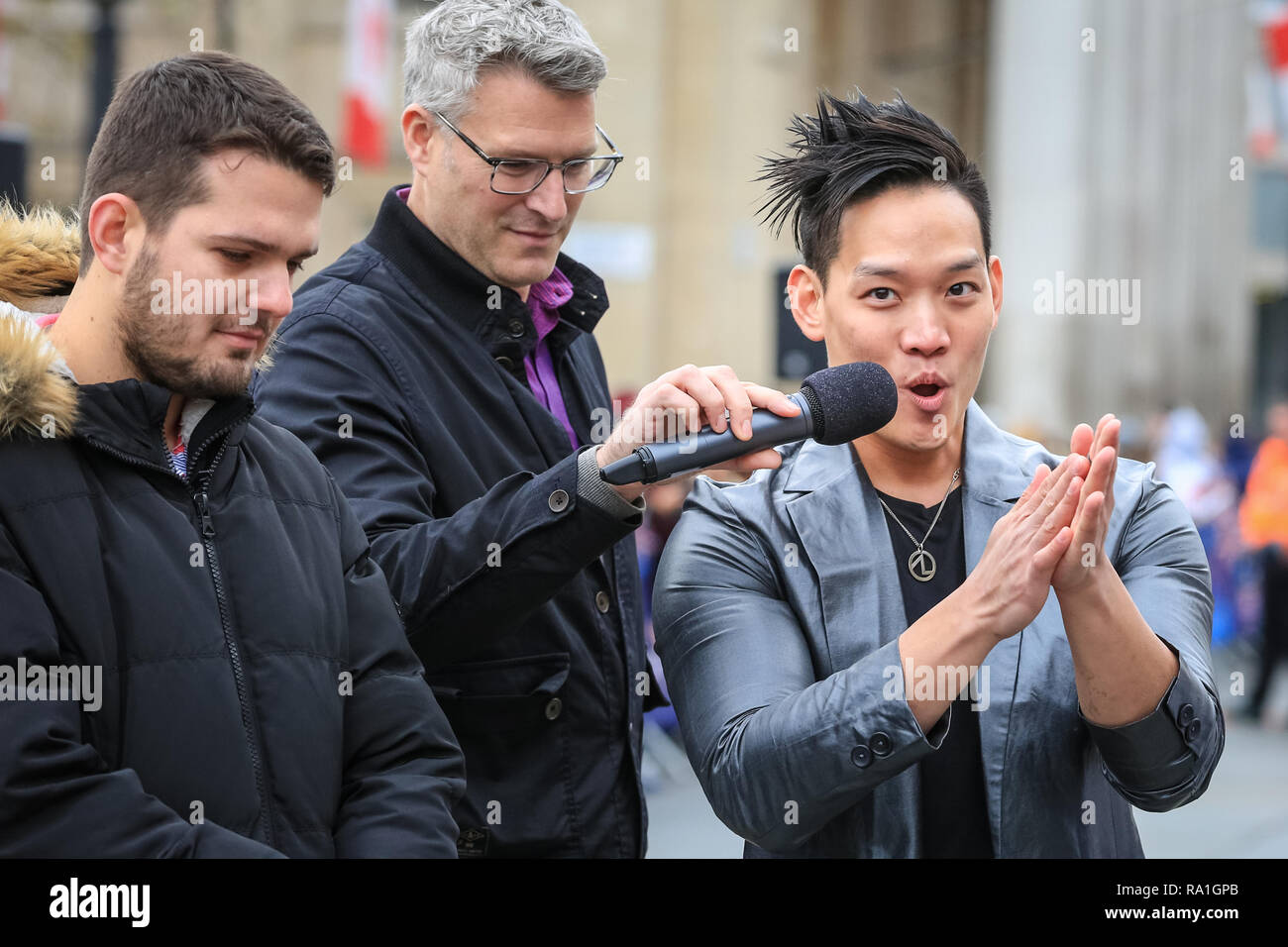 London, Großbritannien. 30. Dezember 2018. Britain's Got Talent Magier Andrew Lee führt ein magischer Trick, befragt von Moderator Dan Lobb. Bands, Cheerleadern und andere Teilnehmer der Parade der Londoner neues Jahr kommen zusammen in Trafalgar Square für eine spektakuläre Show und die Vorschau des morgigen Parade. Credit: Imageplotter Nachrichten und Sport/Alamy leben Nachrichten Stockfoto
