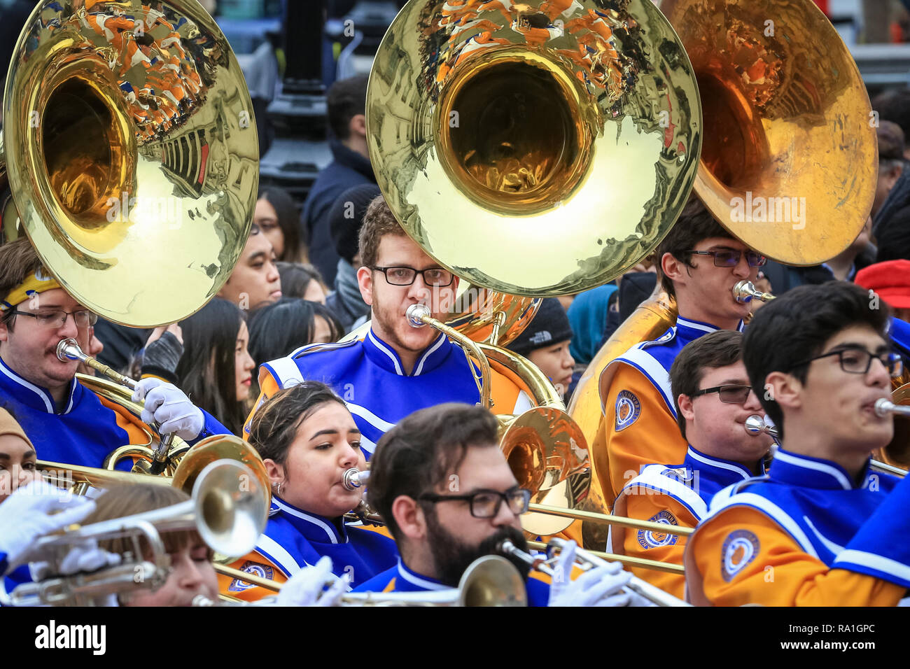 London, Großbritannien. 30. Dezember 2018. Eine Brass Band die Massen unterhalten. Bands, Cheerleadern und andere Teilnehmer der Parade der Londoner neues Jahr kommen zusammen in Trafalgar Square für eine spektakuläre Show und die Vorschau des morgigen Parade. Credit: Imageplotter Nachrichten und Sport/Alamy leben Nachrichten Stockfoto