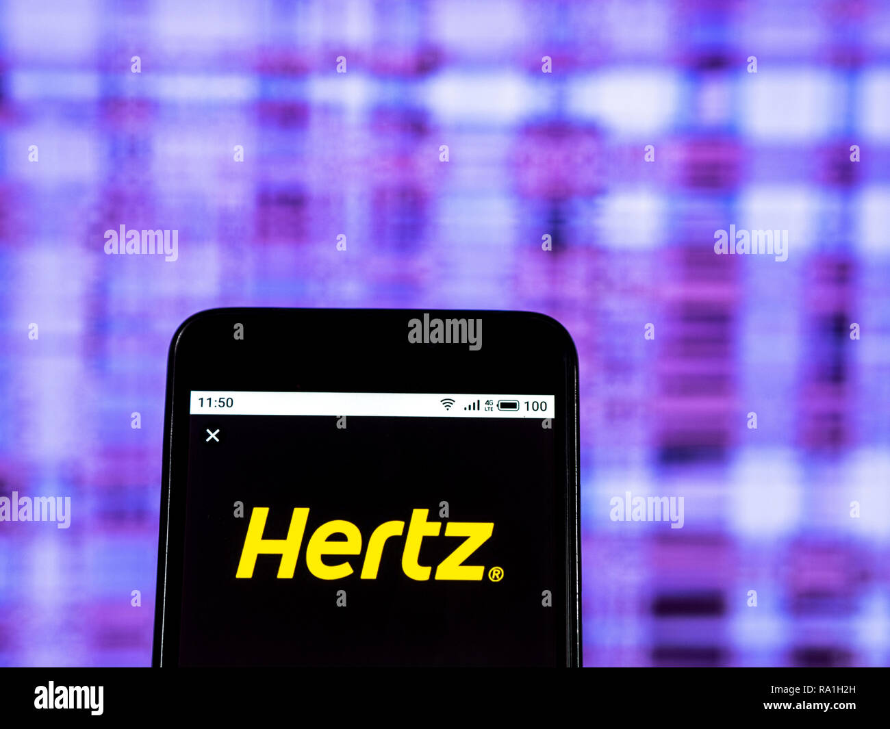 Kiew, Ukraine. 28 Dez, 2018. Hertz Global Holdings Inc. Logo gesehen auf einem Smartphone angezeigt. Quelle: Igor Golovniov/SOPA Images/ZUMA Draht/Alamy leben Nachrichten Stockfoto