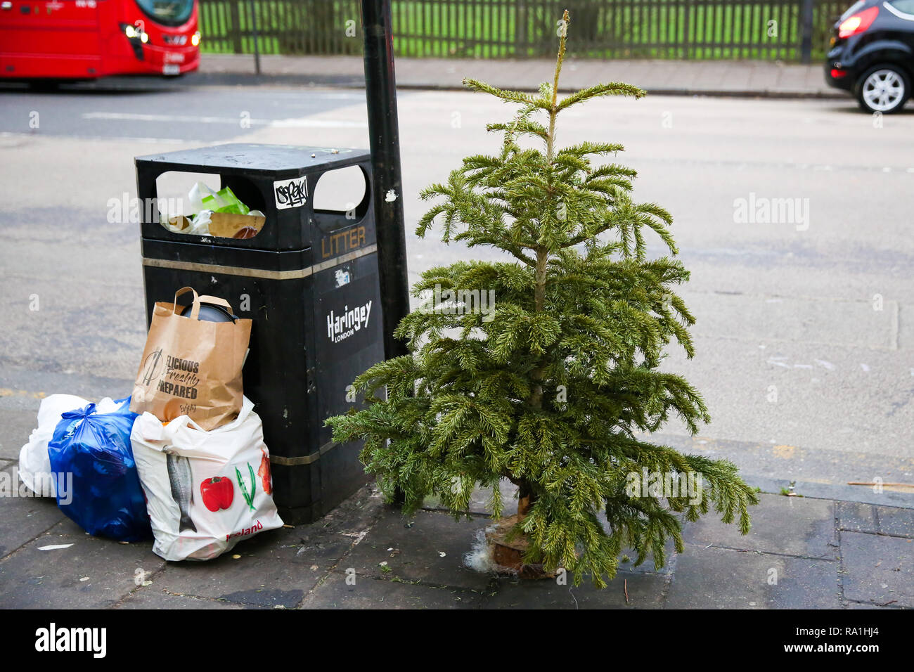 London, Großbritannien. 30 Dez, 2018. Weihnachtsbaum ist auf einem Gehsteig im Norden von London nur fünf Tage nach Weihnachten entleert. Credit: Dinendra Haria/Alamy leben Nachrichten Stockfoto