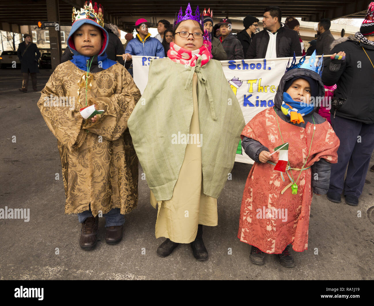 Die jährlichen Drei Könige Day Parade in der Williamsburg Abschnitt von Brooklyn, 2015. Kinder gekleidet wie die Heiligen Drei Könige, Caspar, Melchior und Baltha Stockfoto