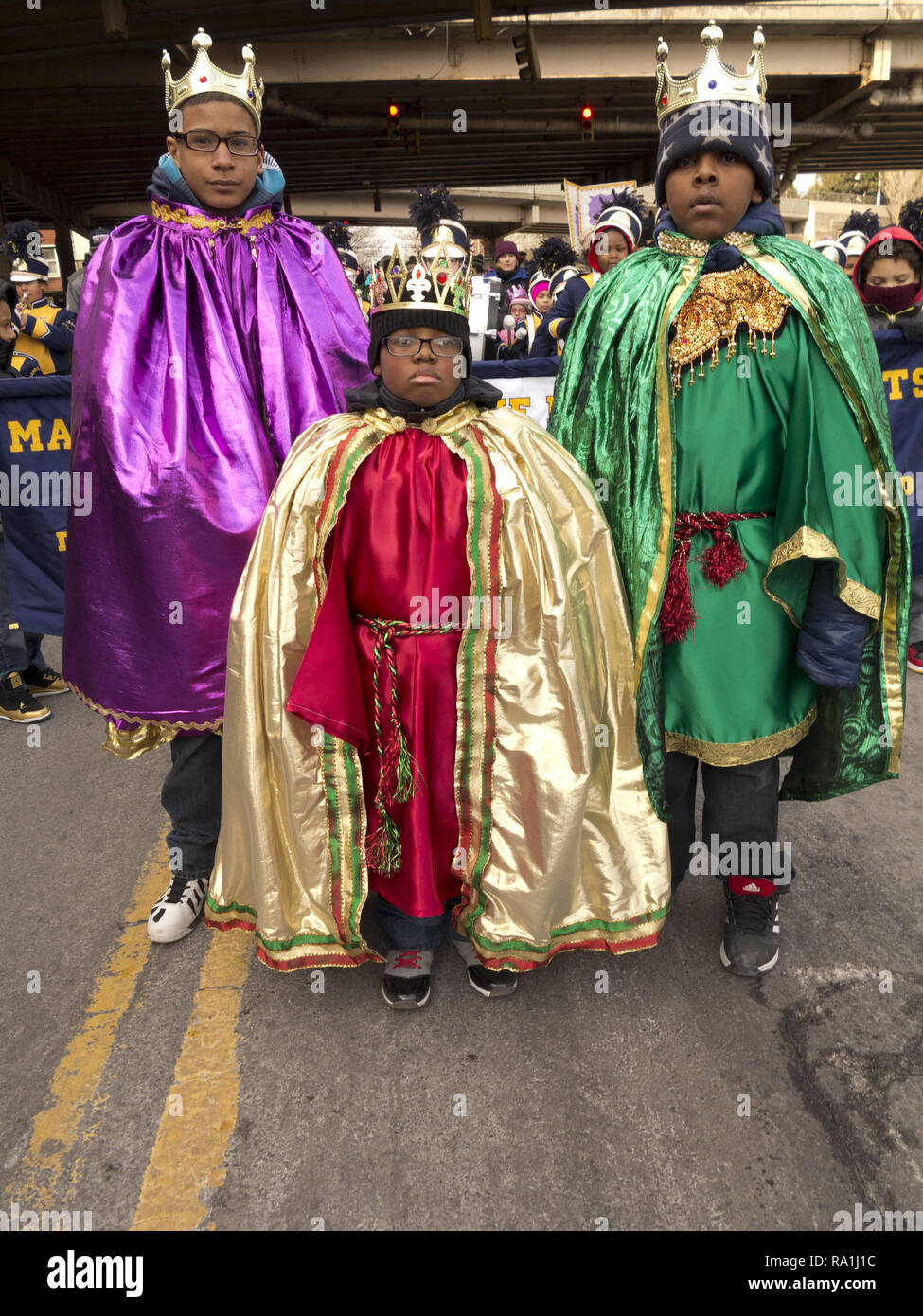 Die jährlichen Drei Könige Day Parade in der Williamsburg Abschnitt von Brooklyn, 2015. Jungs gekleidet wie die Heiligen Drei Könige, Caspar, Melchior und Balthasar. Stockfoto