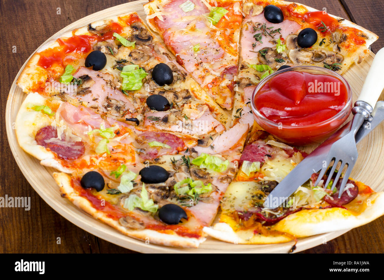 Sechs Scheiben Pizza mit verschiedenen Toppings auf Holzbrett. Studio Foto Stockfoto
