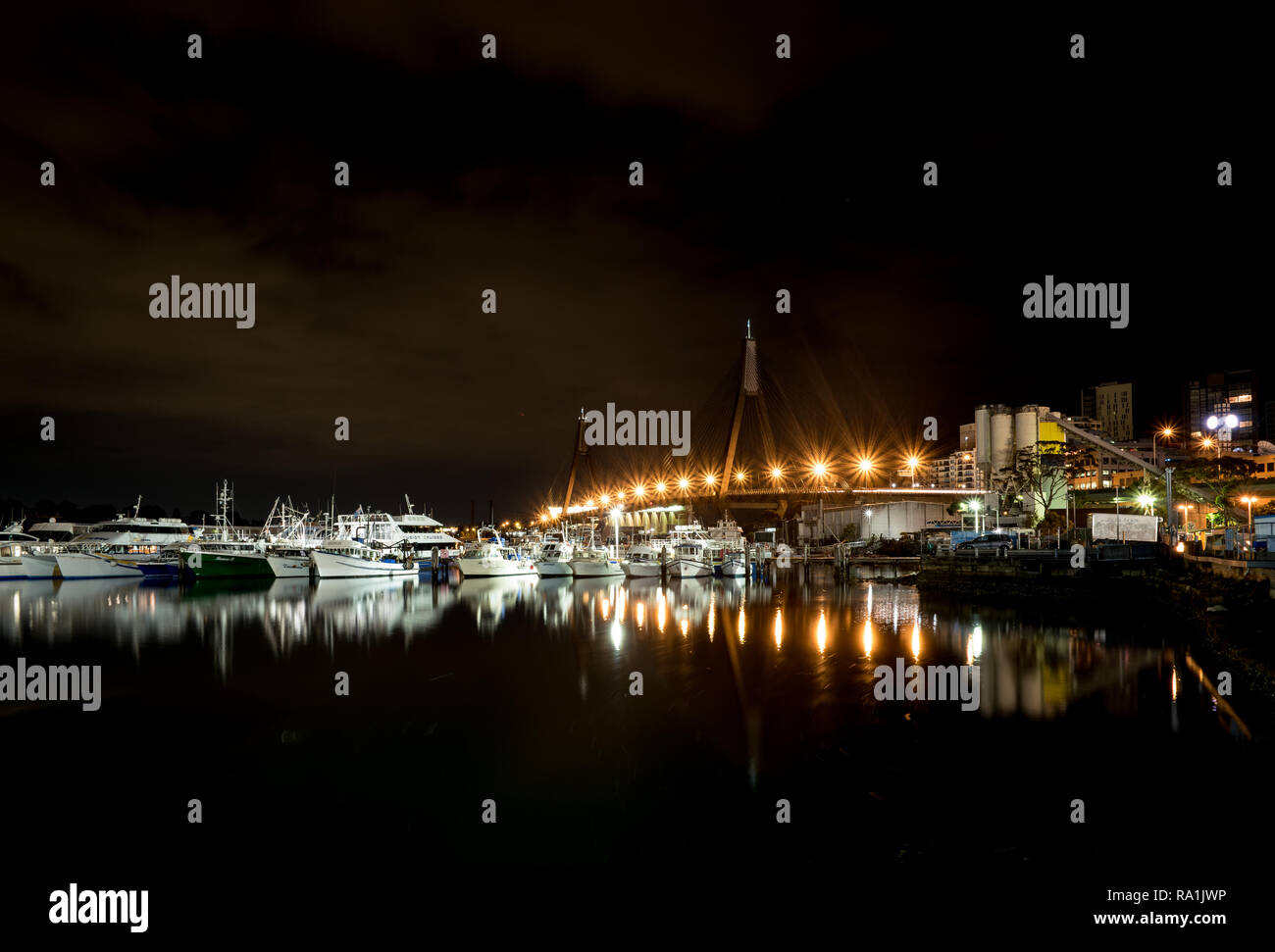 Suspension Bridge und das Stadtbild bei Nacht Stockfoto