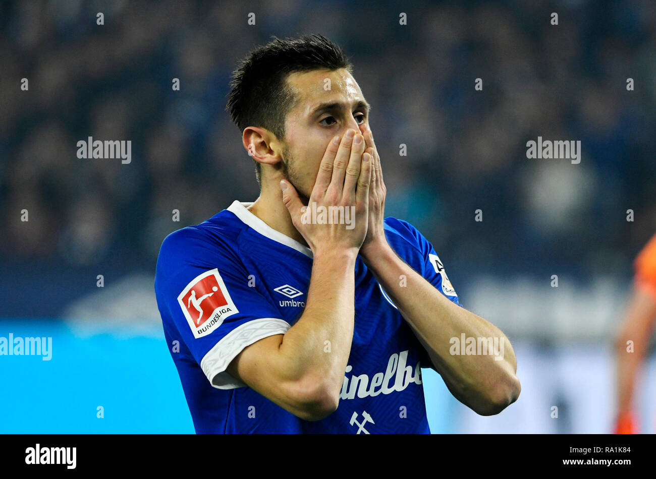 Veltins-Arena Gelsenkirchen Deutschland 19.12.2018, 1.Deutschen Fußball-Bundesliga Saison 2018/19 Spieltag 16, Schalke 04 (S04) vs Bayer 04 Leverkusen------- Steven Skrzybski (S04) Stockfoto