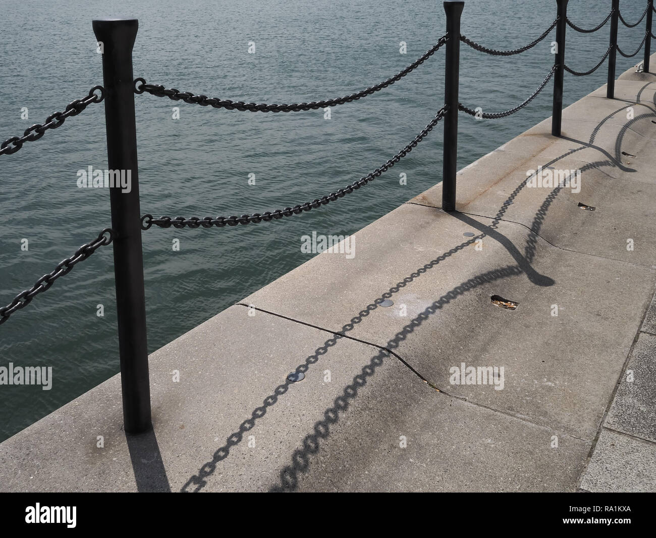 Diagonale metall Zaun durch Wasser in London Stockfoto