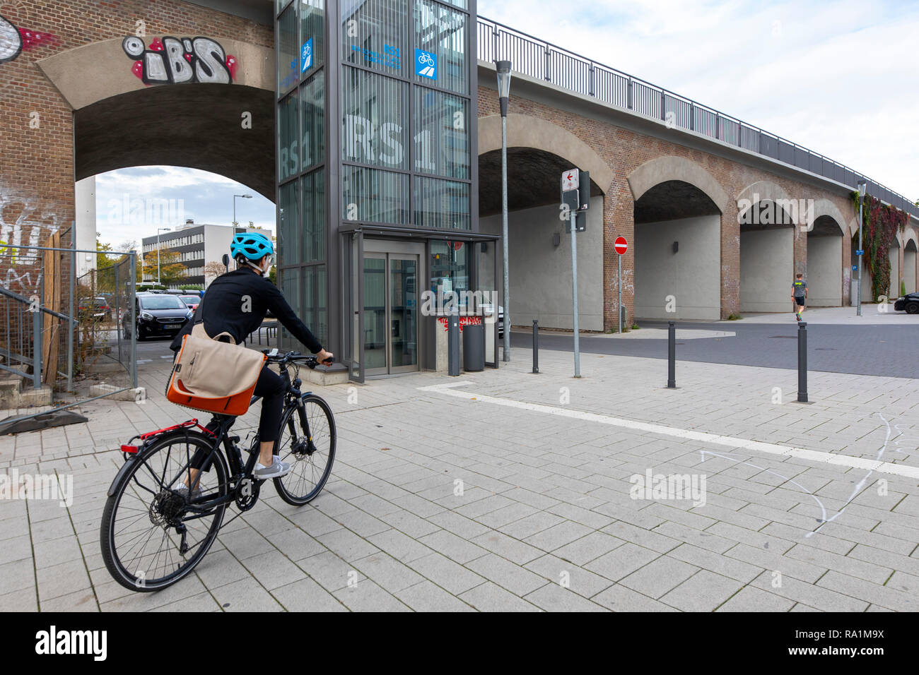 Schnelle Radweg, Radschnellweg RS 1, in MŸlheim an der Ruhr, Deutschland, auf einem ehemaligen Eisenbahnviadukt, mitten im Stadtzentrum, Pendler, mit Stockfoto