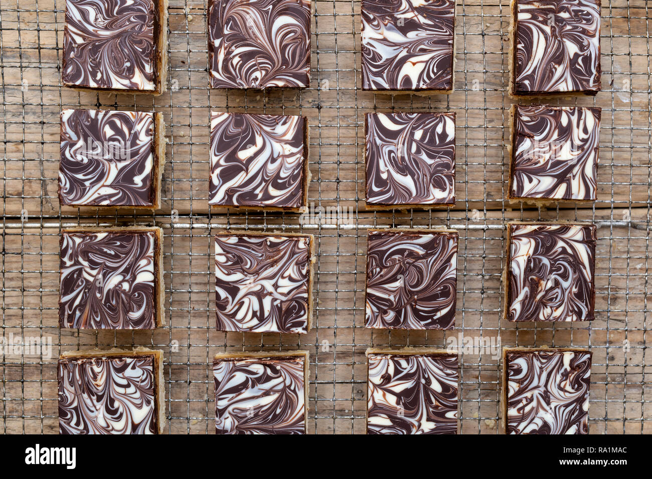 Caramel Shortbread/Millionäre shortbread Quadrate auf einem Gitter Stockfoto