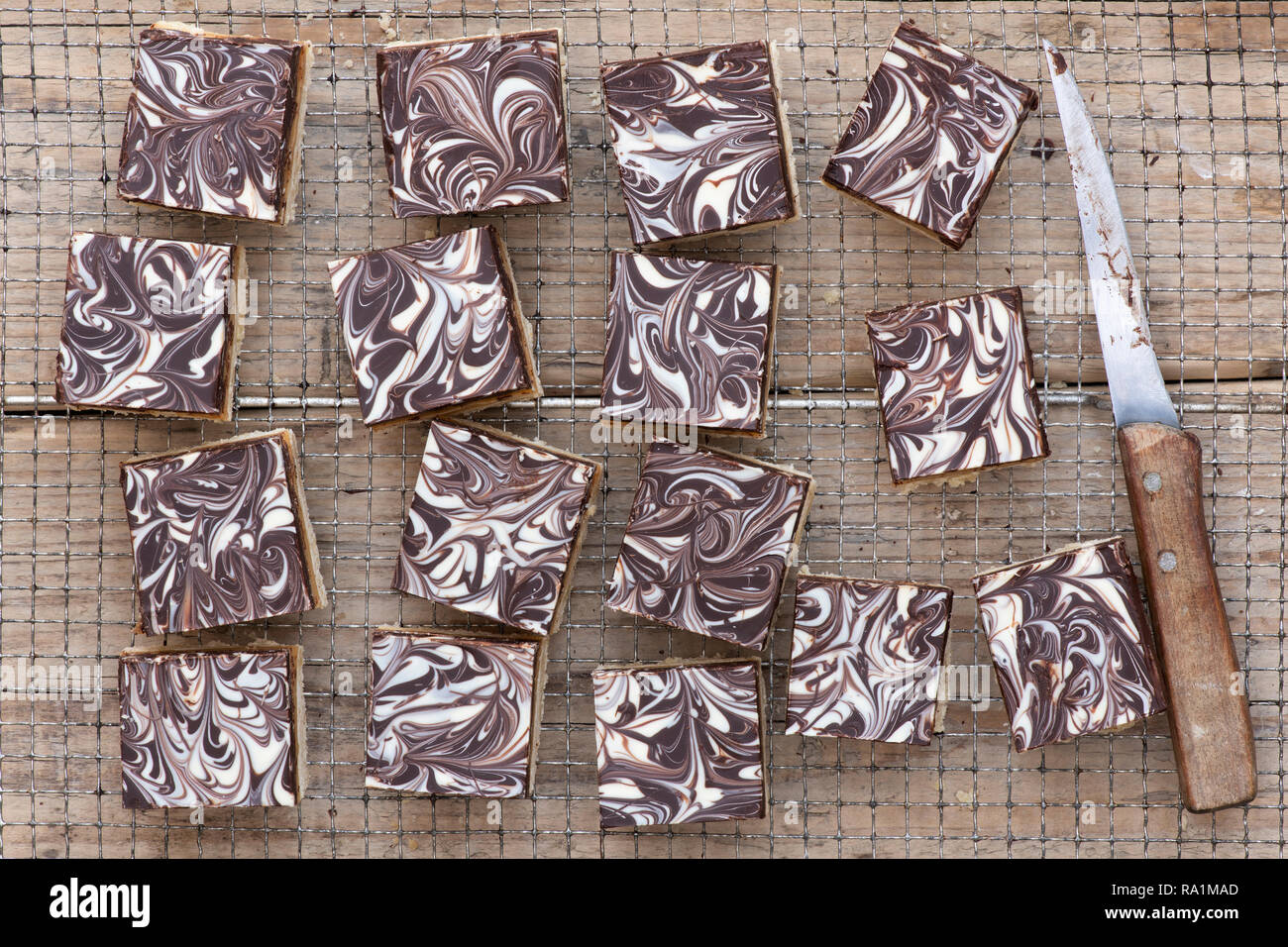 Caramel Shortbread/Millionäre shortbread Quadrate auf einem Gitter Stockfoto