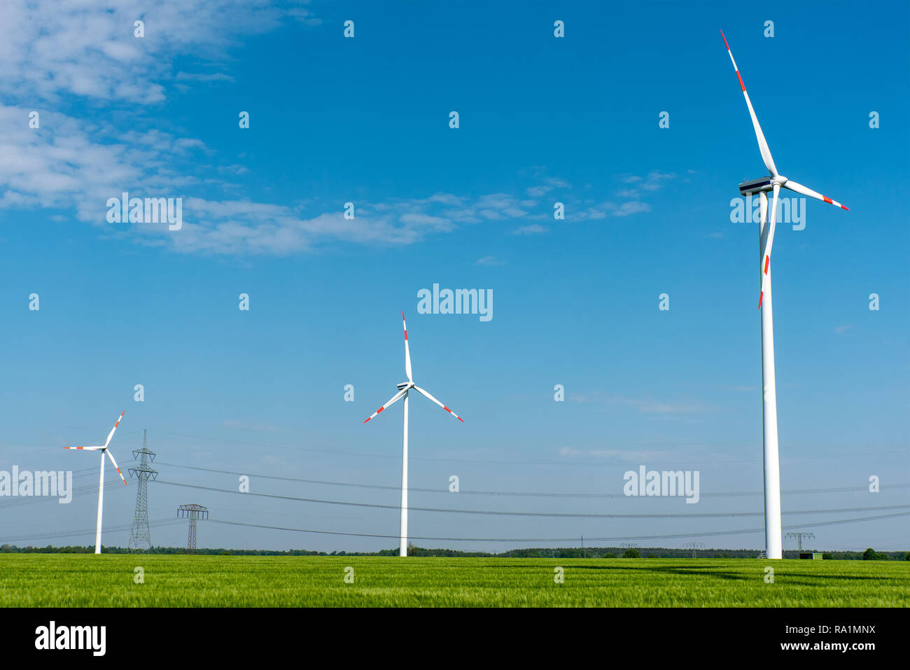Freileitungen und Windkraftanlagen in Deutschland gesehen Stockfoto