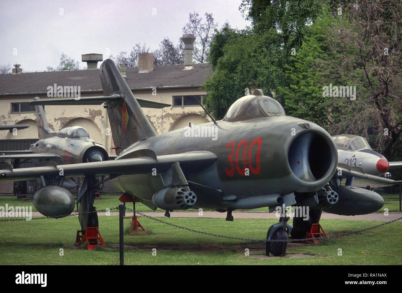 Deutschland, Dresden, Museum der Streitkräfte unmittelbar nach der Wiedervereinigung zwischen der DDR und der Bundesrepublik Deutschland; MIG 17 Jagdflugzeug der Sowjetischen Bau (März 1991) Stockfoto